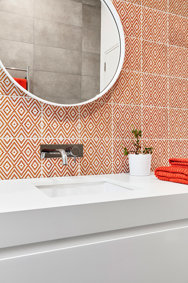 This is an example of a contemporary bathroom in Melbourne.