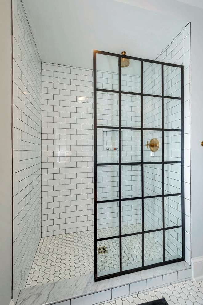 На фото: ванная комната среднего размера в современном стиле с фасадами в стиле шейкер, серыми фасадами, душем в нише, белой плиткой, плиткой кабанчик, серыми стенами, полом из керамогранита, душевой кабиной, врезной раковиной, столешницей из искусственного кварца, белым полом, открытым душем и белой столешницей