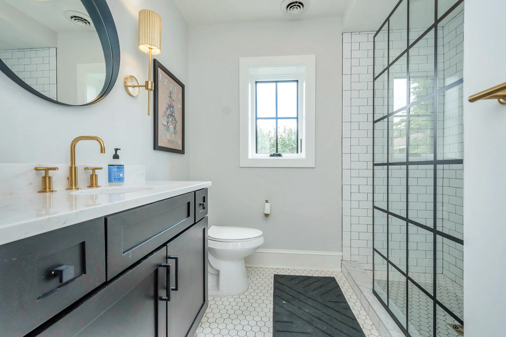 Стильный дизайн: ванная комната среднего размера в стиле лофт с фасадами в стиле шейкер, серыми фасадами, душем в нише, белой плиткой, плиткой кабанчик, серыми стенами, полом из керамогранита, душевой кабиной, врезной раковиной, столешницей из искусственного кварца, белым полом, открытым душем и белой столешницей - последний тренд