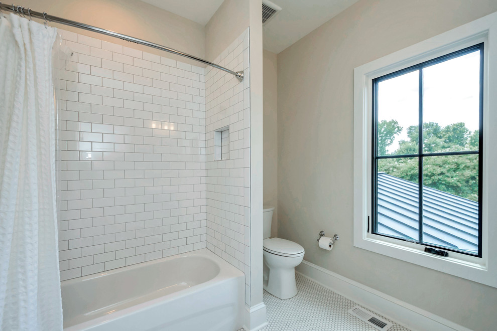 Idee per una stanza da bagno con doccia minimal di medie dimensioni con ante in stile shaker, ante nere, piastrelle bianche, piastrelle diamantate, pareti beige, pavimento in gres porcellanato, lavabo sottopiano, top in superficie solida, pavimento bianco e top bianco