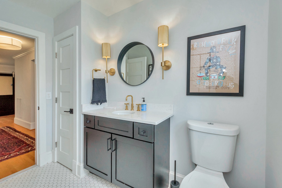 Пример оригинального дизайна: ванная комната среднего размера в стиле лофт с фасадами в стиле шейкер, серыми фасадами, душем в нише, белой плиткой, плиткой кабанчик, серыми стенами, полом из керамогранита, душевой кабиной, врезной раковиной, столешницей из искусственного кварца, белым полом, открытым душем и белой столешницей
