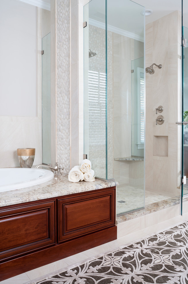 Foto de cuarto de baño principal clásico grande con puertas de armario de madera en tonos medios, paredes grises y encimera de granito