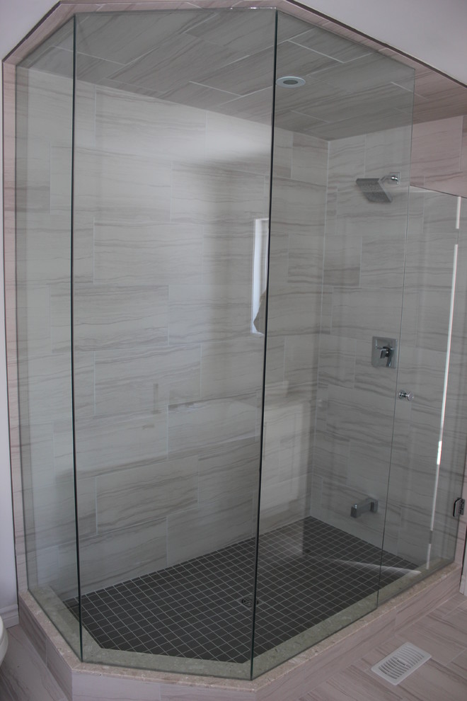 Bild på ett stort funkis en-suite badrum, med skåp i shakerstil, en öppen dusch, grå kakel, porslinskakel, grå väggar och klinkergolv i porslin