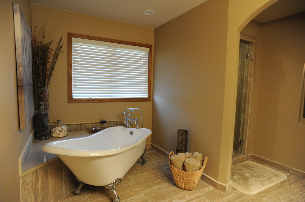 Cette photo montre une grande salle de bain principale chic avec un plan de toilette en surface solide, une baignoire sur pieds, un carrelage multicolore, un mur beige et un sol en carrelage de porcelaine.