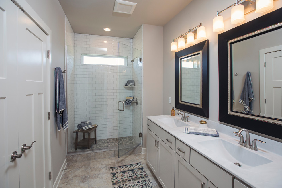 Foto på ett mellanstort amerikanskt en-suite badrum, med skåp i shakerstil, vita skåp, klinkergolv i keramik, ett integrerad handfat, bänkskiva i akrylsten och brunt golv