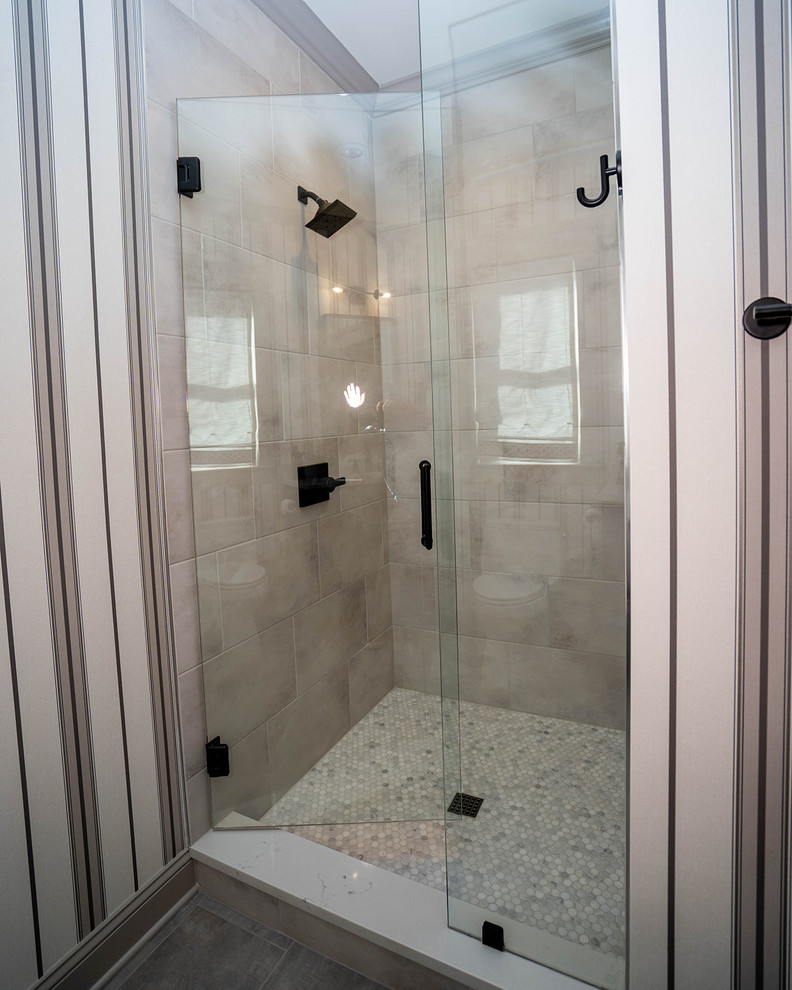 На фото: маленькая ванная комната в современном стиле с фасадами в стиле шейкер, черными фасадами, душем в нише, унитазом-моноблоком, серой плиткой, керамогранитной плиткой, разноцветными стенами, полом из керамогранита, душевой кабиной, врезной раковиной, столешницей из искусственного кварца, серым полом, душем с распашными дверями и белой столешницей для на участке и в саду с