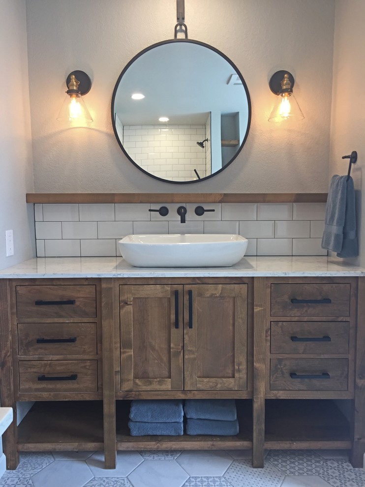 Aménagement d'une salle de bain principale campagne en bois brun de taille moyenne avec un placard à porte shaker, une baignoire indépendante, un sol en carrelage de porcelaine, une vasque, un plan de toilette en quartz modifié et un sol blanc.