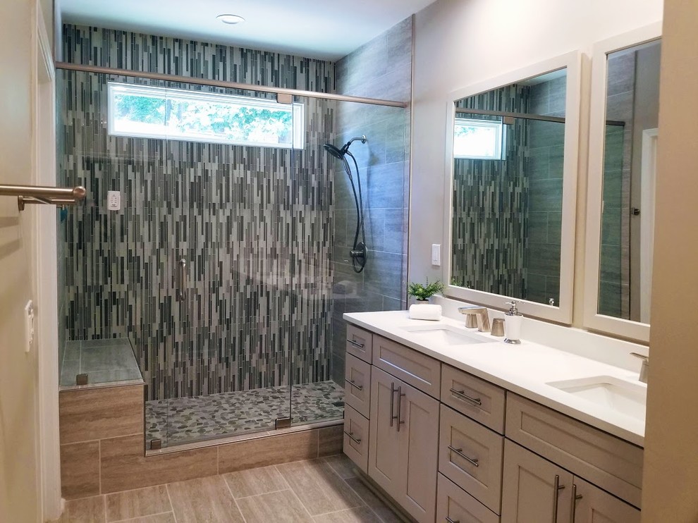 Diseño de cuarto de baño contemporáneo de tamaño medio con armarios estilo shaker, aseo y ducha, ducha empotrada, baldosas y/o azulejos grises, lavabo bajoencimera, suelo beige, ducha con puerta corredera y encimeras blancas