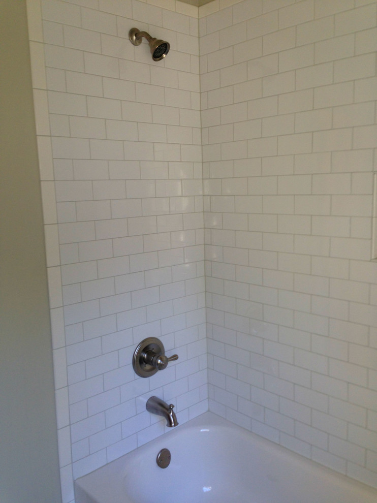 Стильный дизайн: ванная комната в классическом стиле с белой плиткой - последний тренд