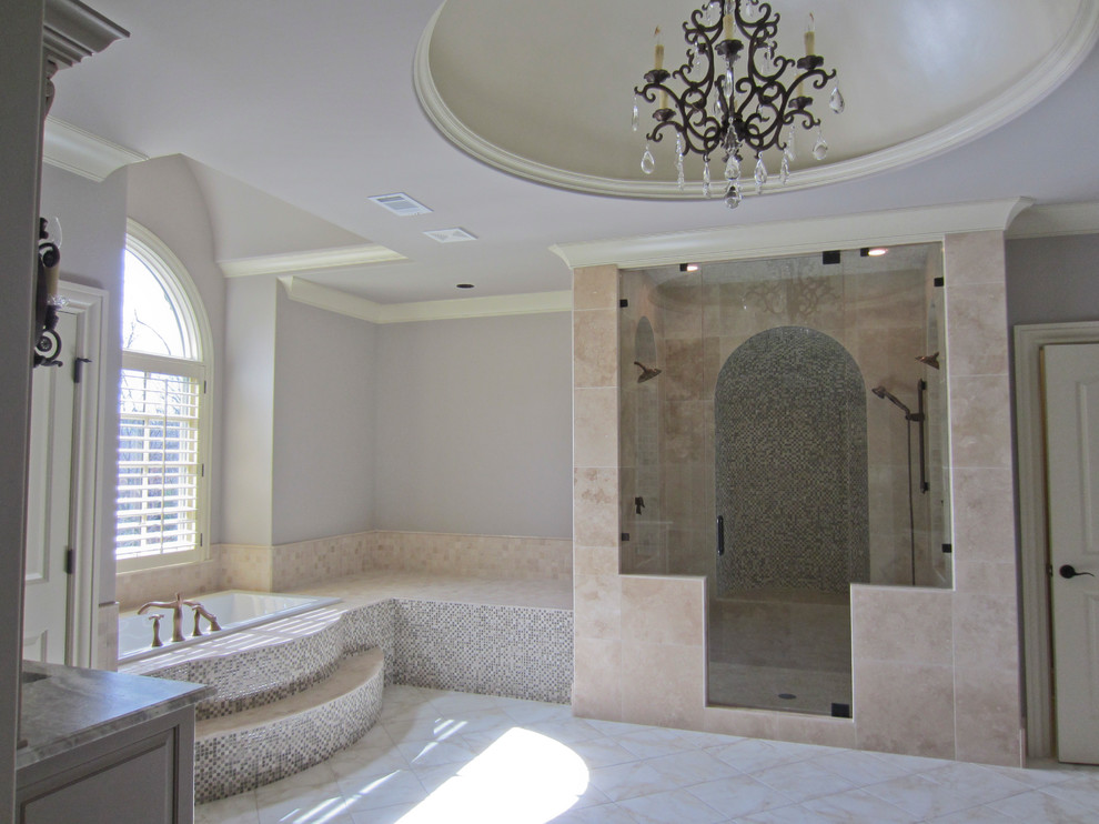 Inspiration för stora klassiska en-suite badrum, med luckor med upphöjd panel, grå skåp, ett badkar i en alkov, en dusch i en alkov, beige kakel, grå kakel, mosaik, grå väggar, marmorgolv, ett undermonterad handfat och bänkskiva i kvarts