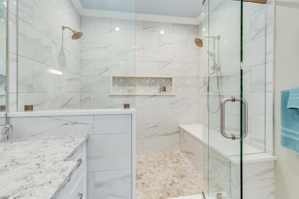 Пример оригинального дизайна: большая главная ванная комната в стиле неоклассика (современная классика) с фасадами с выступающей филенкой, белыми фасадами, накладной ванной, душем в нише, раздельным унитазом, белой плиткой, керамогранитной плиткой, серыми стенами, полом из керамогранита, врезной раковиной, столешницей из искусственного кварца, белым полом и душем с распашными дверями