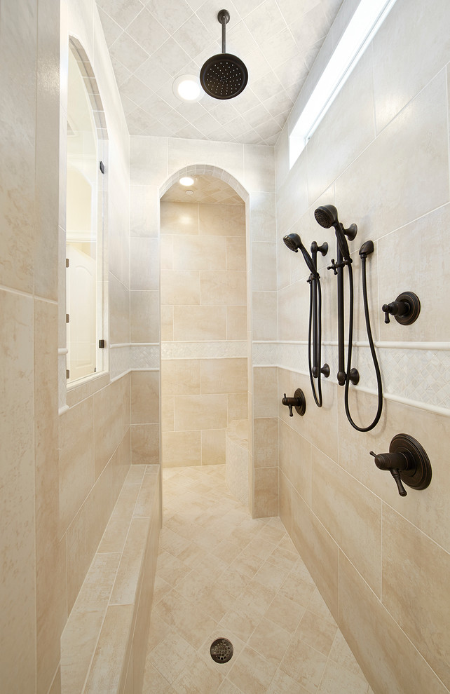 Inspiration för mycket stora klassiska en-suite badrum, med luckor med infälld panel, vita skåp, ett fristående badkar, en dusch i en alkov, beige kakel, kakelplattor, beige väggar, klinkergolv i keramik, ett nedsänkt handfat och bänkskiva i akrylsten