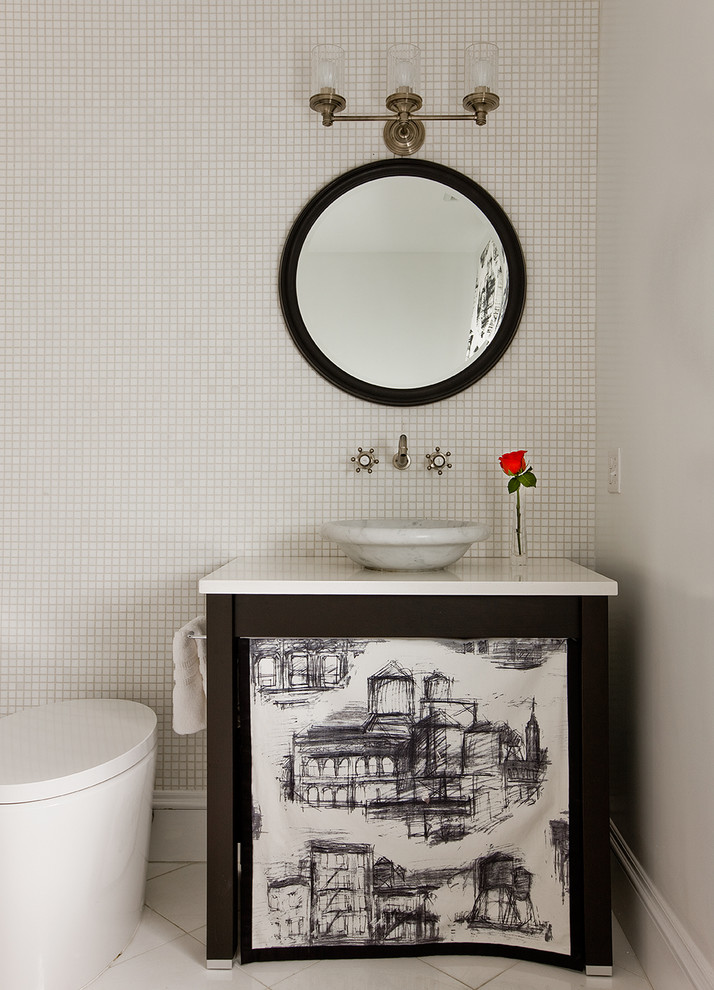 Idéer för mellanstora vintage badrum med dusch, med öppna hyllor, skåp i mörkt trä, en toalettstol med hel cisternkåpa, vit kakel, mosaik, vita väggar, klinkergolv i porslin, ett fristående handfat och bänkskiva i kvarts