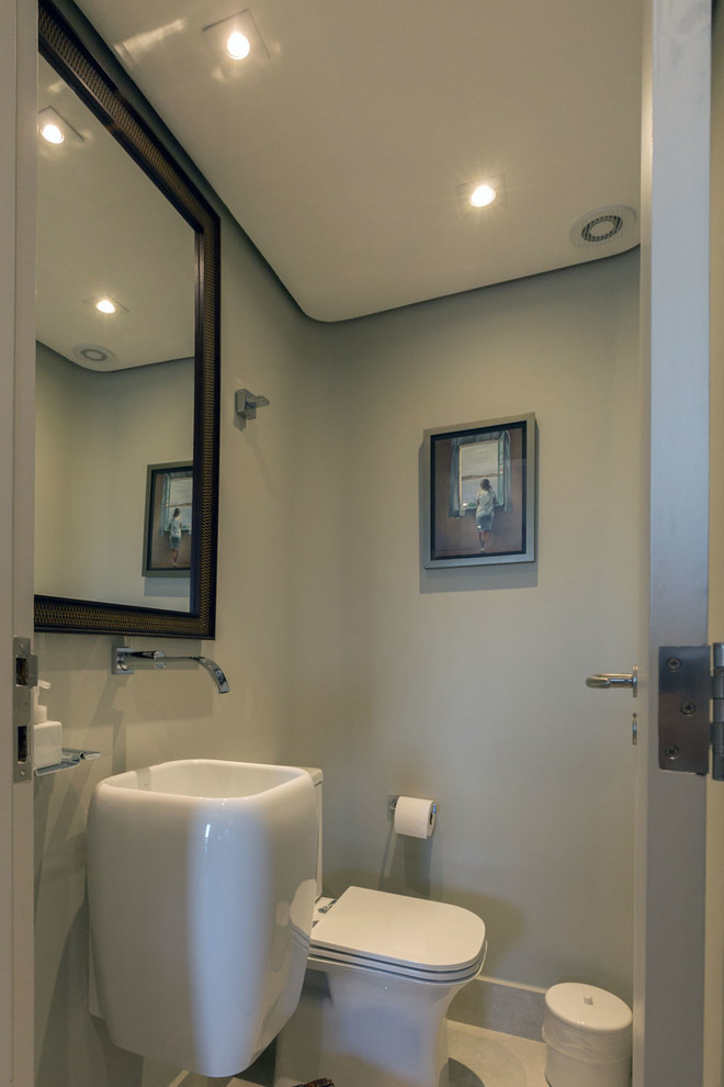 Источник вдохновения для домашнего уюта: маленькая ванная комната в современном стиле с унитазом-моноблоком, серыми стенами, полом из керамогранита, душевой кабиной, подвесной раковиной и серым полом для на участке и в саду