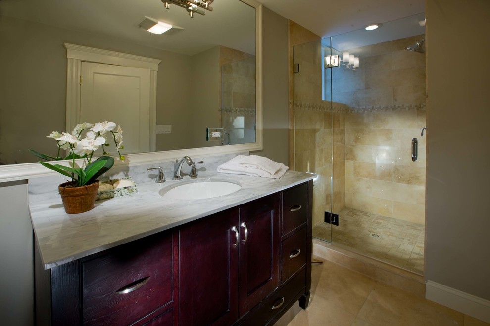 Imagen de cuarto de baño contemporáneo con puertas de armario de madera en tonos medios, ducha empotrada, baldosas y/o azulejos beige y aseo y ducha