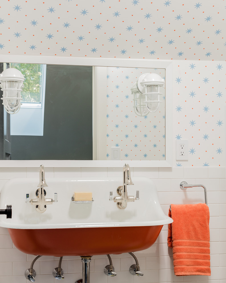 Источник вдохновения для домашнего уюта: маленькая главная ванная комната в современном стиле с плоскими фасадами, серыми фасадами, душем без бортиков, унитазом-моноблоком, серой плиткой, стеклянной плиткой, серыми стенами, полом из травертина, врезной раковиной и столешницей из искусственного кварца для на участке и в саду