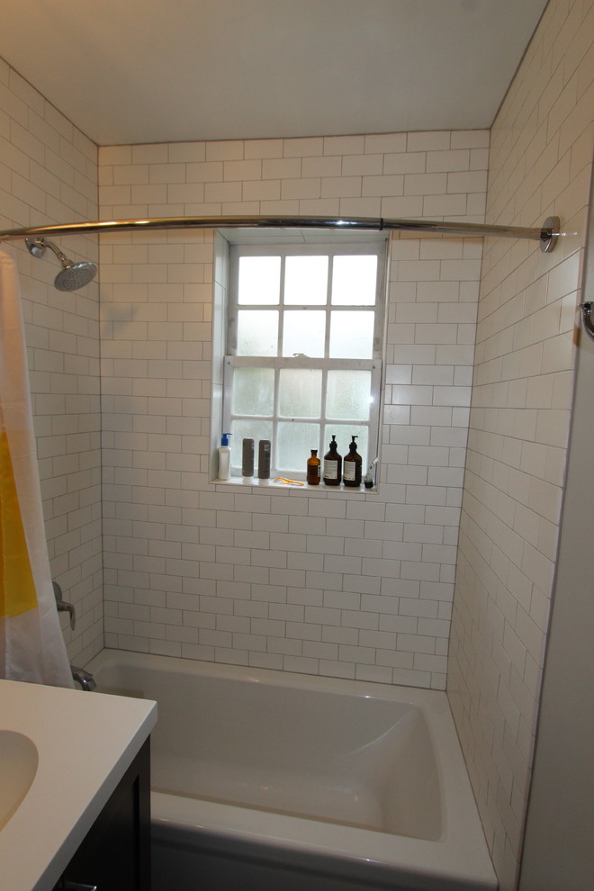 Idéer för mellanstora funkis badrum, med möbel-liknande, skåp i mörkt trä, ett badkar i en alkov, en dusch/badkar-kombination, en toalettstol med separat cisternkåpa, vit kakel, keramikplattor, grå väggar, klinkergolv i keramik, ett integrerad handfat, bänkskiva i akrylsten, grått golv och dusch med duschdraperi