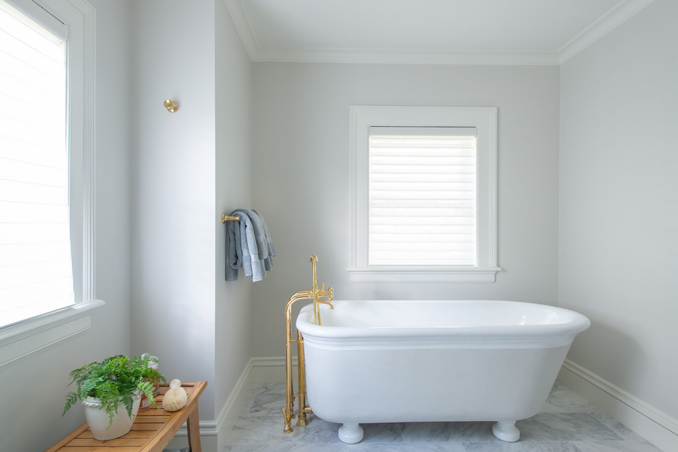 Источник вдохновения для домашнего уюта: большая главная ванная комната в стиле неоклассика (современная классика) с отдельно стоящей ванной, серыми стенами, мраморным полом, серым полом и сиденьем для душа