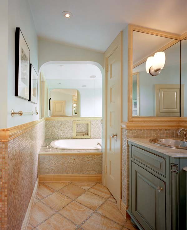Idéer för mellanstora vintage en-suite badrum, med luckor med upphöjd panel, gröna skåp, ett platsbyggt badkar, beige kakel, mosaik, blå väggar, ett nedsänkt handfat och marmorbänkskiva
