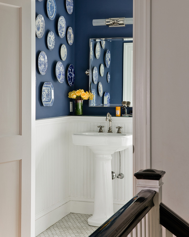 Пример оригинального дизайна: ванная комната среднего размера в стиле неоклассика (современная классика) с синими стенами, полом из мозаичной плитки, раковиной с пьедесталом и душевой кабиной