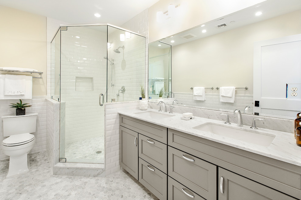 Modern inredning av ett stort badrum, med grå skåp, en hörndusch, vit kakel, keramikplattor, beige väggar, klinkergolv i keramik, ett undermonterad handfat och granitbänkskiva