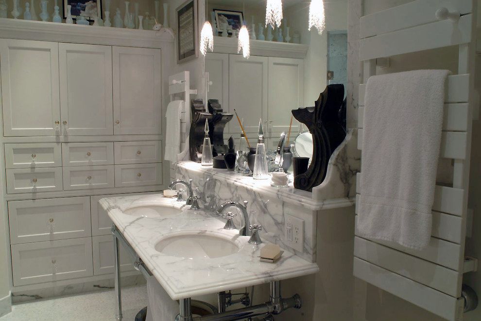 Idéer för små funkis en-suite badrum, med skåp i shakerstil, vita skåp, ett badkar i en alkov, marmorkakel, grå väggar, mosaikgolv och ett konsol handfat