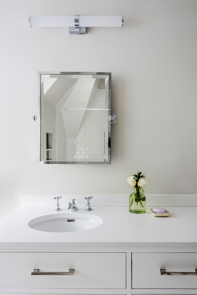 Diseño de cuarto de baño clásico renovado de tamaño medio con armarios con paneles empotrados, puertas de armario blancas, paredes blancas, lavabo bajoencimera y encimera de cuarzo compacto