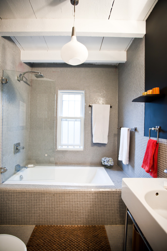 Идея дизайна: ванная комната в стиле фьюжн с монолитной раковиной, ванной в нише, серой плиткой, плиткой мозаикой и фартуком