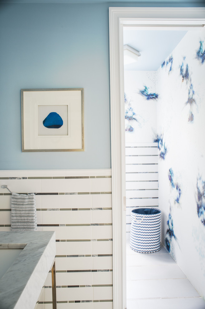 Inspiration pour une salle d'eau design de taille moyenne avec un placard sans porte, WC à poser, un carrelage blanc, mosaïque, un mur bleu, un sol en carrelage de porcelaine, un lavabo encastré et un sol beige.