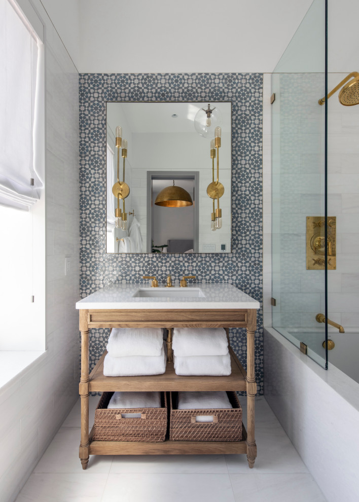 ニューヨークにあるコンテンポラリースタイルのおしゃれな浴室 (洗面台1つ) の写真