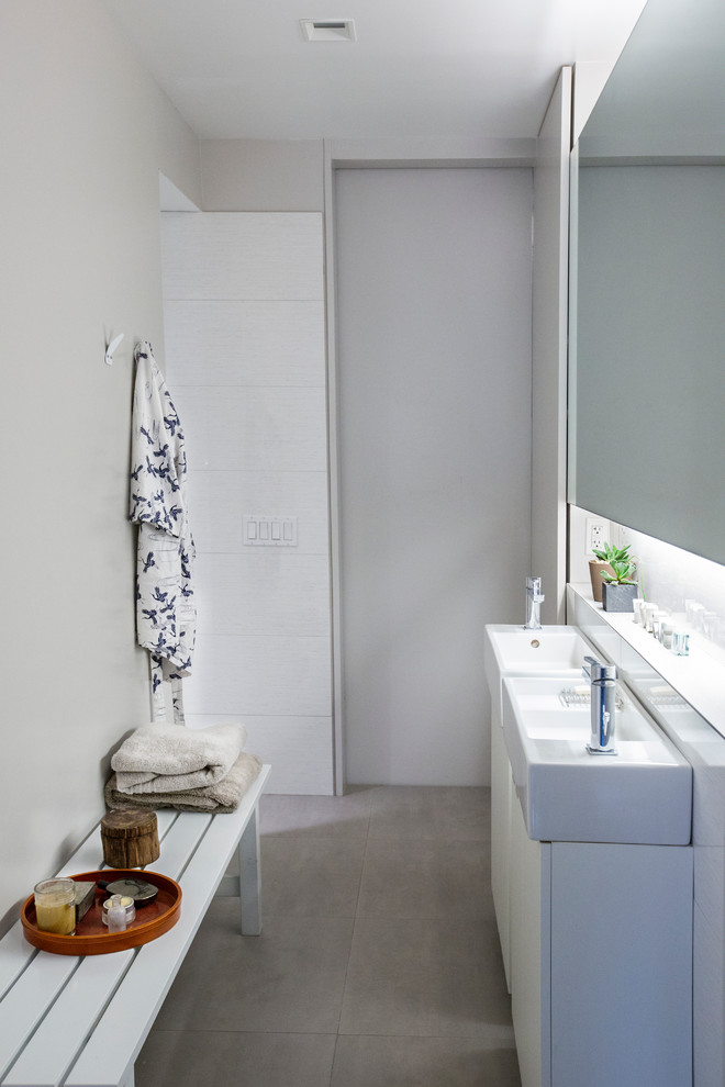 Источник вдохновения для домашнего уюта: маленькая главная ванная комната в стиле модернизм с плоскими фасадами, белыми фасадами, открытым душем, раздельным унитазом, разноцветной плиткой, керамогранитной плиткой, белыми стенами, полом из керамогранита, раковиной с пьедесталом, столешницей из плитки, серым полом и открытым душем для на участке и в саду