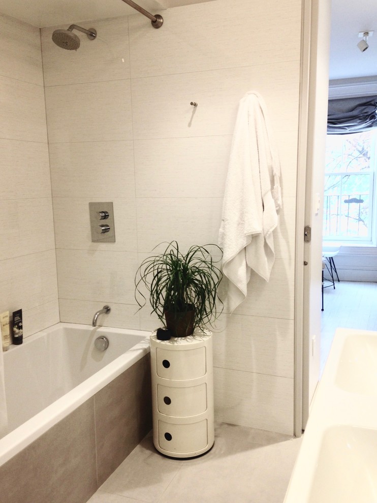 Источник вдохновения для домашнего уюта: детская ванная комната среднего размера в стиле модернизм с унитазом-моноблоком, серой плиткой, керамогранитной плиткой, серыми стенами, полом из керамогранита, серым полом, шторкой для ванной, плоскими фасадами, серыми фасадами, ванной в нише, душем в нише, подвесной раковиной и столешницей из плитки