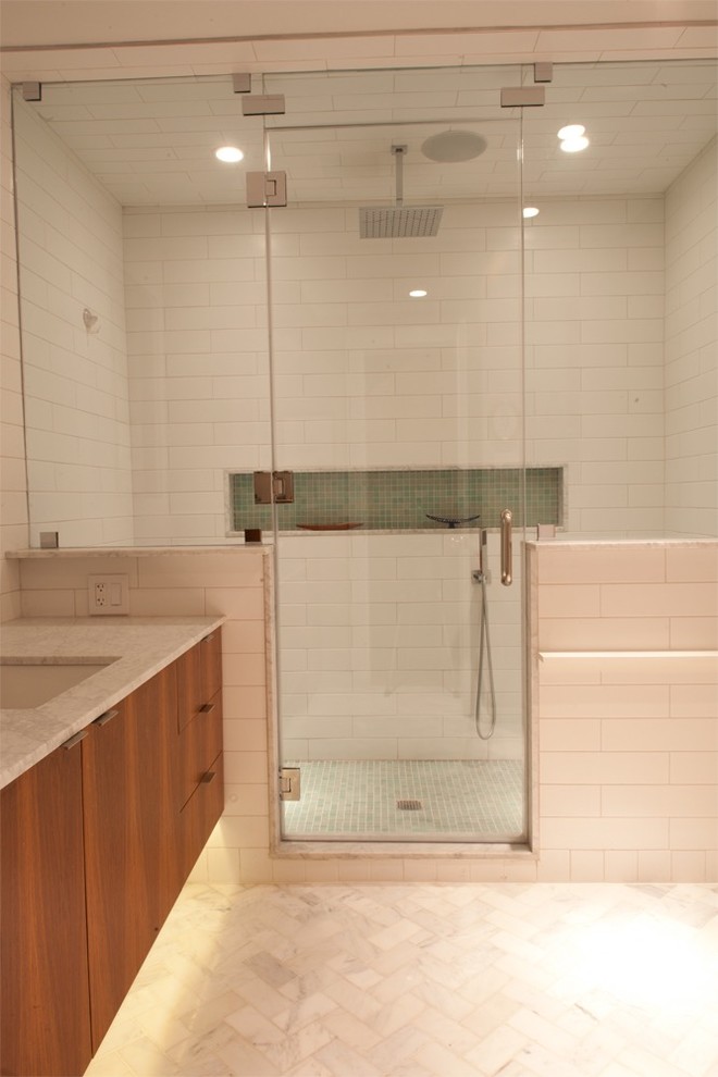 Exempel på ett stort klassiskt en-suite badrum, med släta luckor, skåp i mörkt trä, en dubbeldusch, en vägghängd toalettstol, vit kakel, keramikplattor, grå väggar, marmorgolv, marmorbänkskiva och ett undermonterad handfat