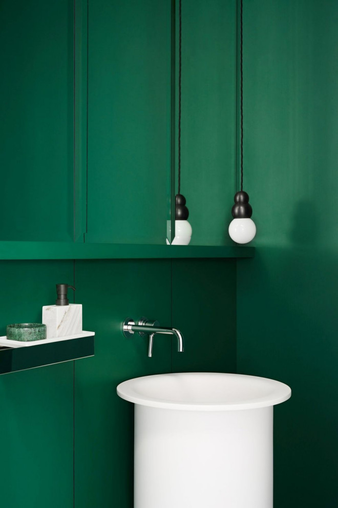 Idee per una stanza da bagno minimal con pareti verdi, lavabo a colonna e un lavabo