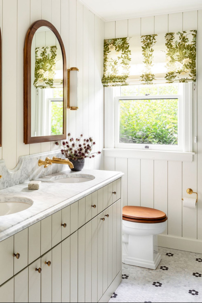 Пример оригинального дизайна: ванная комната в стиле кантри с плоскими фасадами, серыми фасадами, белыми стенами, полом из мозаичной плитки, врезной раковиной, разноцветным полом, белой столешницей, тумбой под две раковины, встроенной тумбой и стенами из вагонки