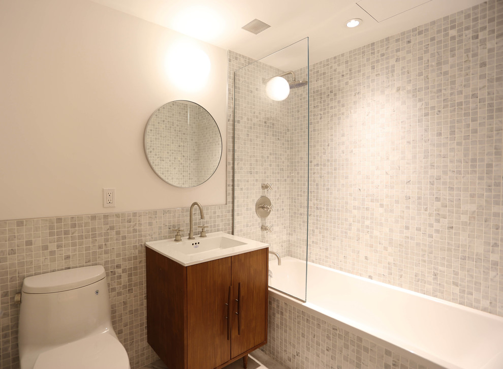 Exempel på ett retro badrum, med grå kakel, marmorkakel, marmorgolv och grått golv