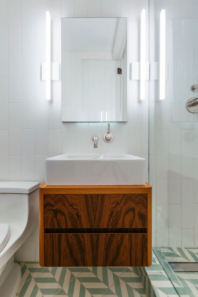 На фото: маленькая главная ванная комната в белых тонах с отделкой деревом в стиле неоклассика (современная классика) с плоскими фасадами, коричневыми фасадами, унитазом-моноблоком, белой плиткой, керамической плиткой, белыми стенами, полом из керамической плитки, подвесной раковиной, мраморной столешницей, зеленым полом, душем с раздвижными дверями, белой столешницей, тумбой под одну раковину, подвесной тумбой, потолком с обоями и панелями на части стены для на участке и в саду