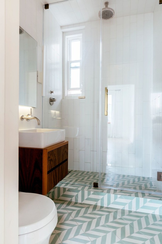 Foto på ett stort vintage vit en-suite badrum, med möbel-liknande, skåp i mörkt trä, en kantlös dusch, en toalettstol med hel cisternkåpa, vit kakel, stenkakel, vita väggar, mosaikgolv, ett väggmonterat handfat, marmorbänkskiva, grönt golv och dusch med gångjärnsdörr