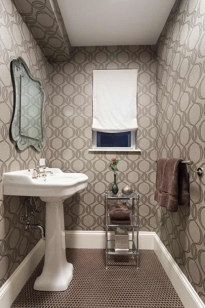 ニューヨークにあるトランジショナルスタイルのおしゃれな浴室 (ペデスタルシンク、茶色いタイル、茶色い壁、セラミックタイルの床) の写真