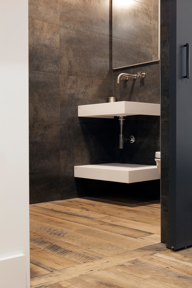 Imagen de cuarto de baño campestre con suelo de madera clara