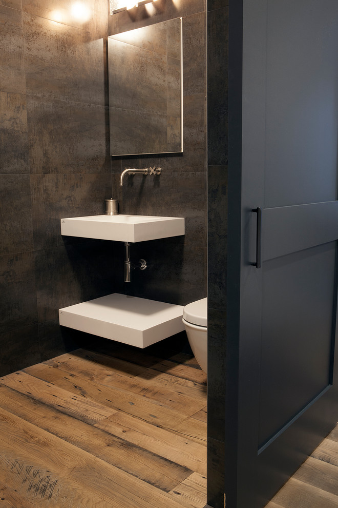 Diseño de cuarto de baño de estilo de casa de campo con suelo de madera clara