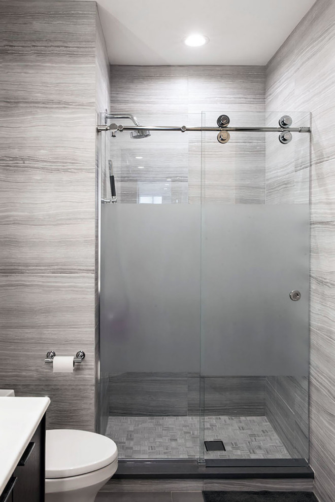 Idéer för ett mellanstort modernt svart en-suite badrum, med släta luckor, vita skåp, ett badkar med tassar, vit kakel, porslinskakel och marmorbänkskiva