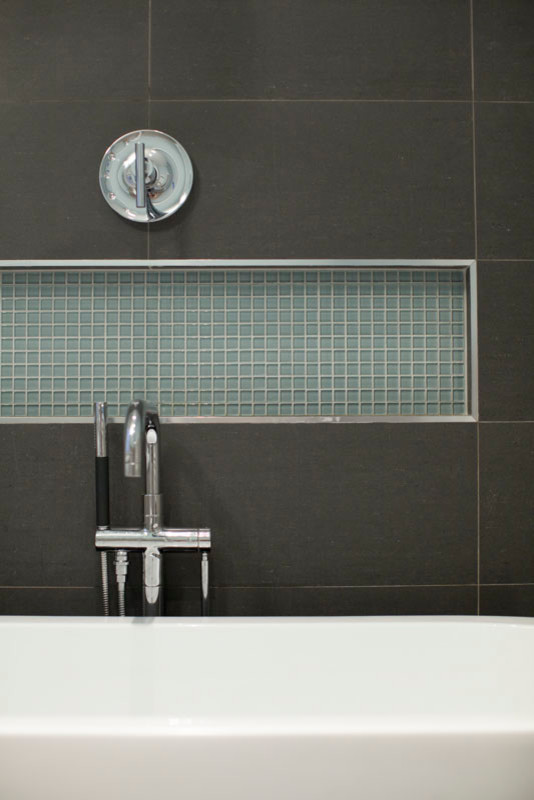 Inspiration för mellanstora moderna en-suite badrum, med släta luckor, vita skåp, ett fristående badkar, en dusch/badkar-kombination, en toalettstol med hel cisternkåpa, svart kakel, skifferkakel, svarta väggar, klinkergolv i keramik, ett väggmonterat handfat, grått golv och dusch med duschdraperi