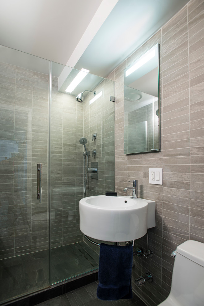 Imagen de cuarto de baño principal contemporáneo pequeño con ducha empotrada, sanitario de una pieza, baldosas y/o azulejos beige, paredes beige, suelo de madera oscura, baldosas y/o azulejos de piedra y lavabo integrado