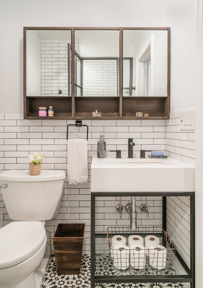 Пример оригинального дизайна: ванная комната в современном стиле с белой плиткой, белыми стенами, врезной раковиной, разноцветным полом и белой столешницей
