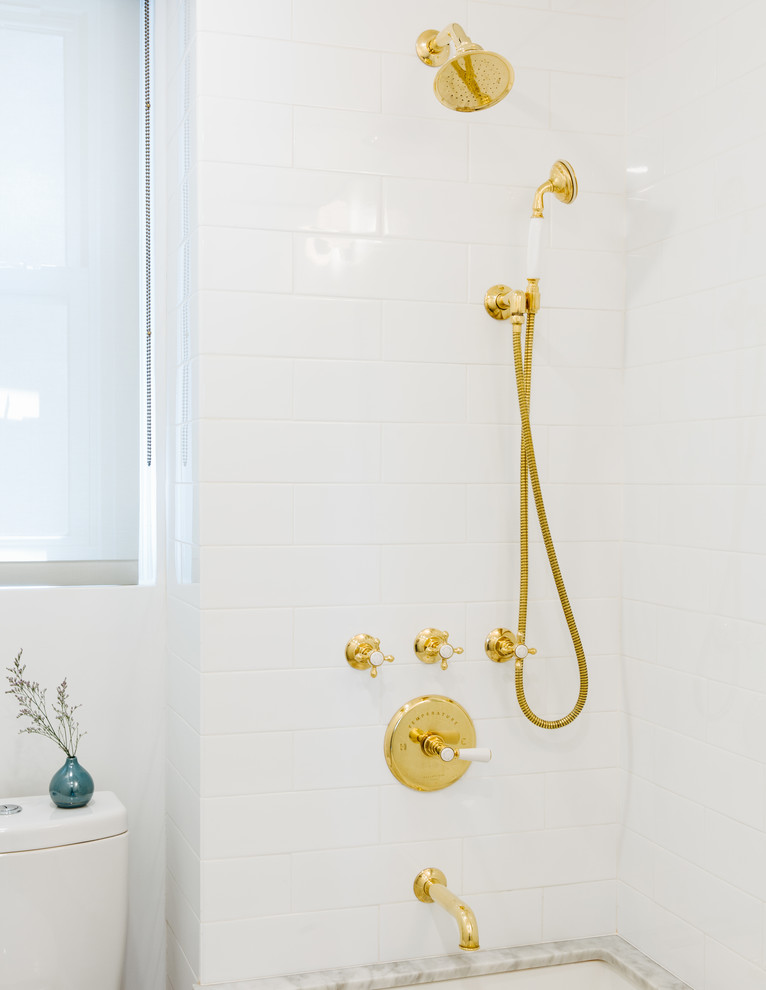 Exempel på ett mellanstort skandinaviskt badrum med dusch, med luckor med infälld panel, vita skåp, ett undermonterat badkar, en dusch/badkar-kombination, en toalettstol med hel cisternkåpa, vit kakel, keramikplattor, vita väggar, klinkergolv i keramik, ett undermonterad handfat, marmorbänkskiva, svart golv och dusch med duschdraperi