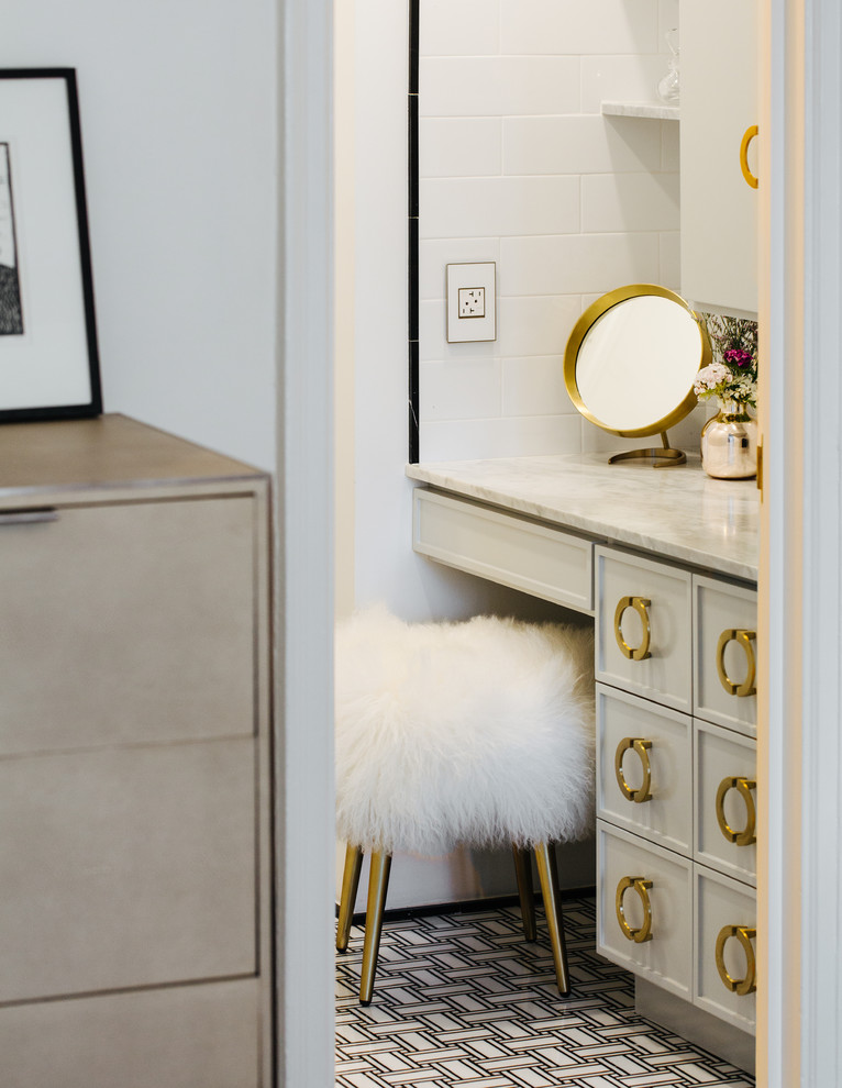 Идея дизайна: ванная комната среднего размера в скандинавском стиле с фасадами с утопленной филенкой, белыми фасадами, полновстраиваемой ванной, душем над ванной, унитазом-моноблоком, белой плиткой, керамической плиткой, белыми стенами, полом из керамической плитки, душевой кабиной, врезной раковиной, мраморной столешницей, черным полом и шторкой для ванной