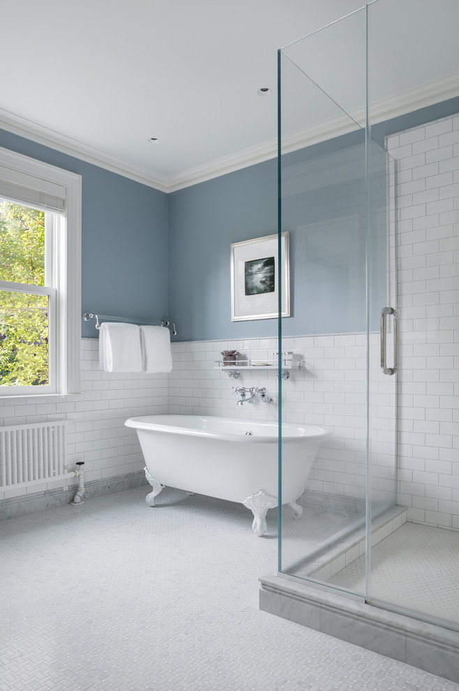 Ispirazione per una stanza da bagno padronale tradizionale con vasca con piedi a zampa di leone, doccia aperta, piastrelle blu, piastrelle di marmo, pavimento in marmo e top in marmo