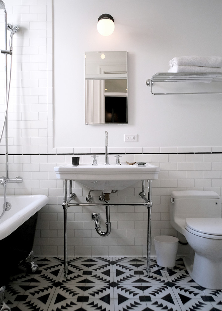 Klassisches Badezimmer mit weißen Fliesen in New York