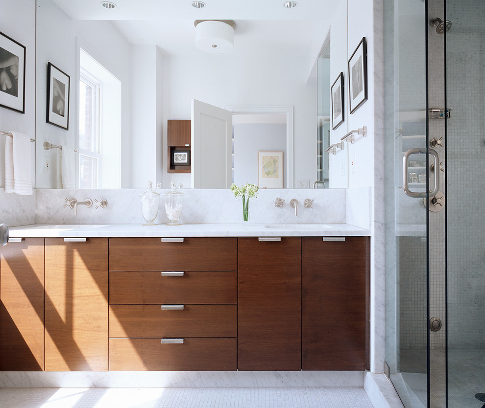 Источник вдохновения для домашнего уюта: ванная комната в современном стиле с розовыми стенами и белым полом